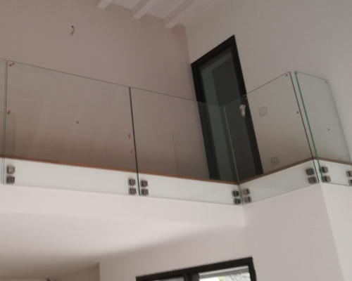 Parapetto moderno in acciaio