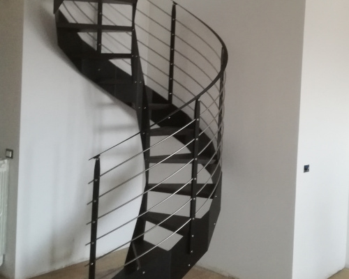 scala elicoidale in legno e metallo