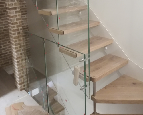 fascia in metallo, vetro e legno, la scala interna